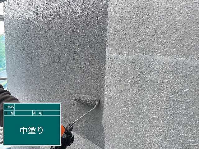 外壁の中塗り作業
